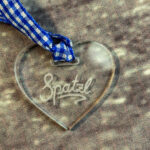 Spatzl Herz mit Gravur und kariertem blauen Band 300 x 300