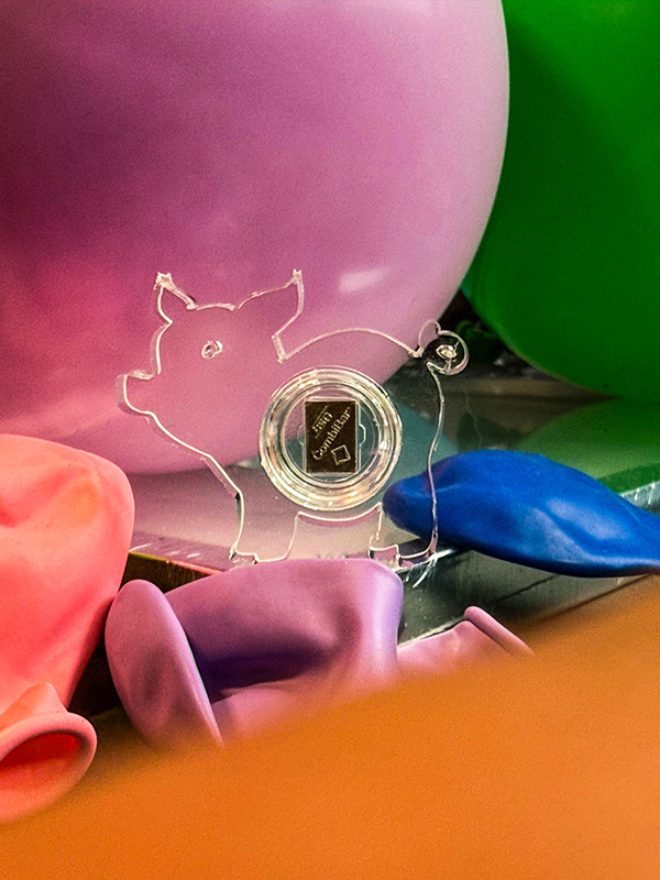 Glücks-Schweinderl aus Acrylglas mit Kapsel und 1 g Feinsilberbarren