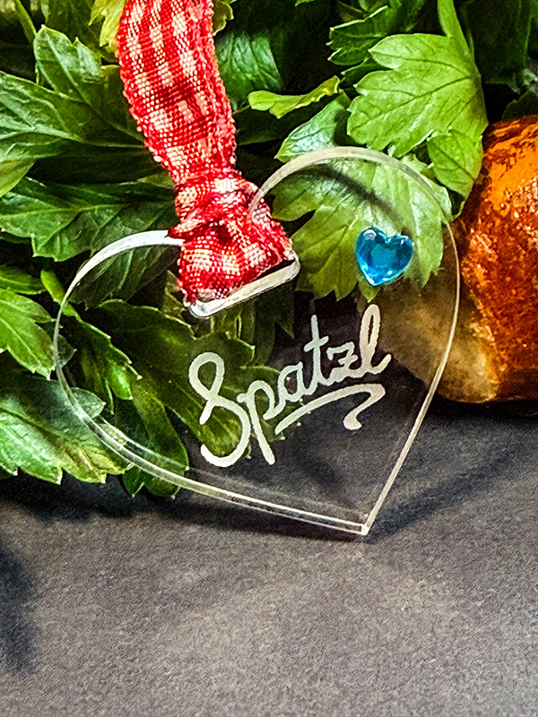 Spatzl Herz aus Acrylglas mit Gravur und kariertem Band
