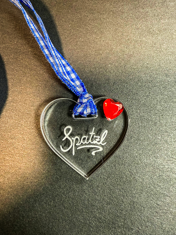 Spatzl Herz aus Acrylglas mit Gravur und kariertem blauen Band