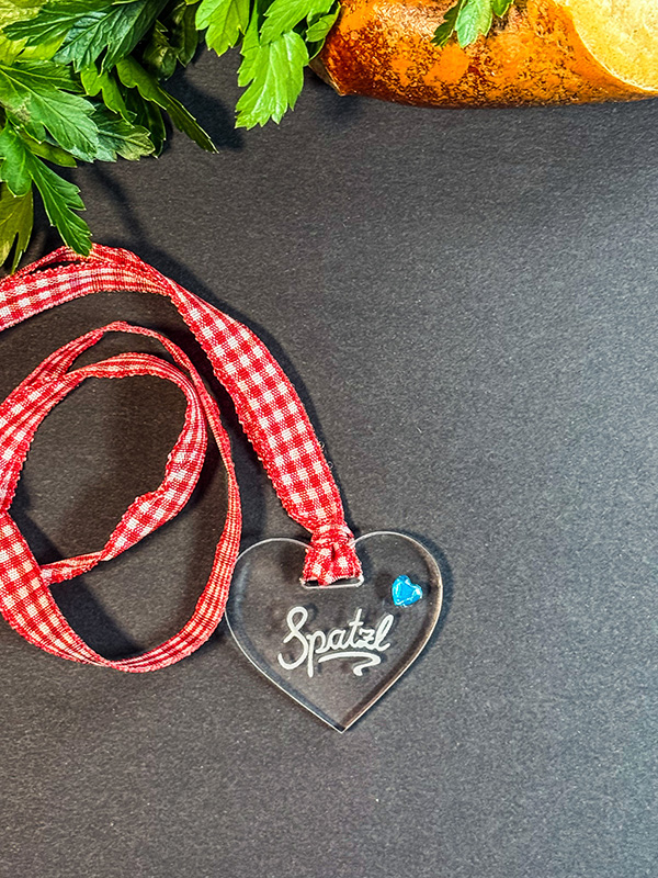 Spatzl Herz aus Acrylglas mit Gravur und kariertem Band