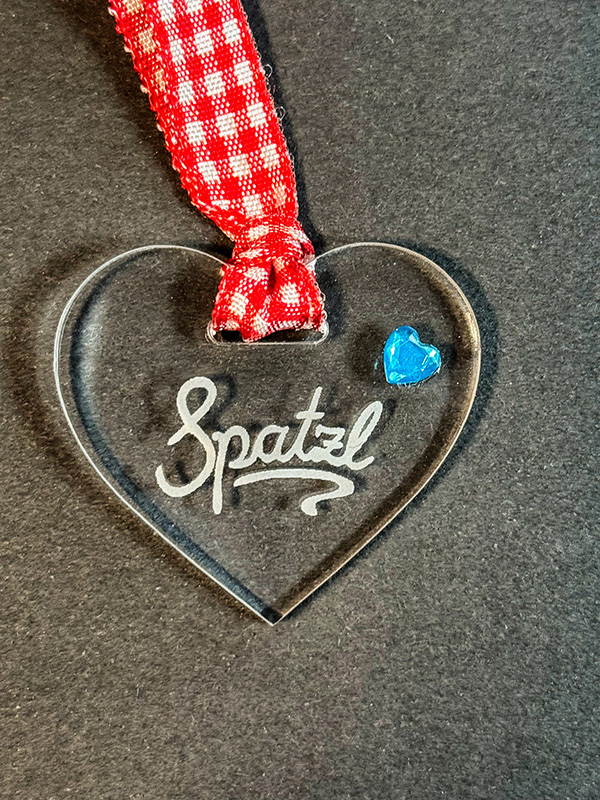 Spatzl Herz aus Acrylglas mit Gravur und kariertem Band