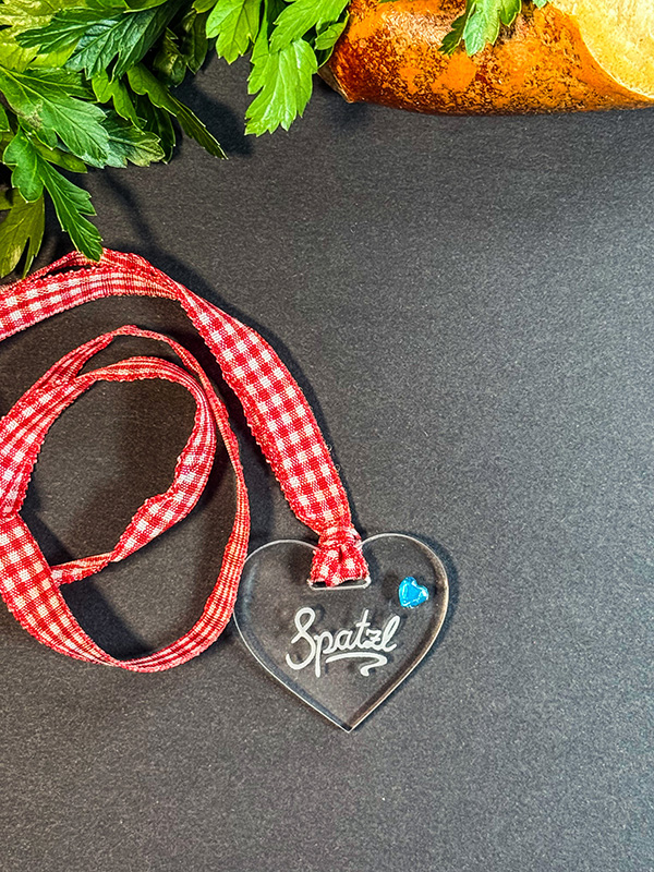 Spatzl Herz aus Acrylglas mit Gravur und kariertem Band