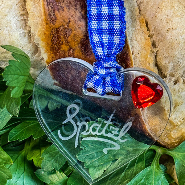 Beiwerk-Factory-de-Plexi-Herzwerk-2025img-20250717-wa0076 Spatzl Herz aus Acrylglas mit Gravur und kariertem blauen Band