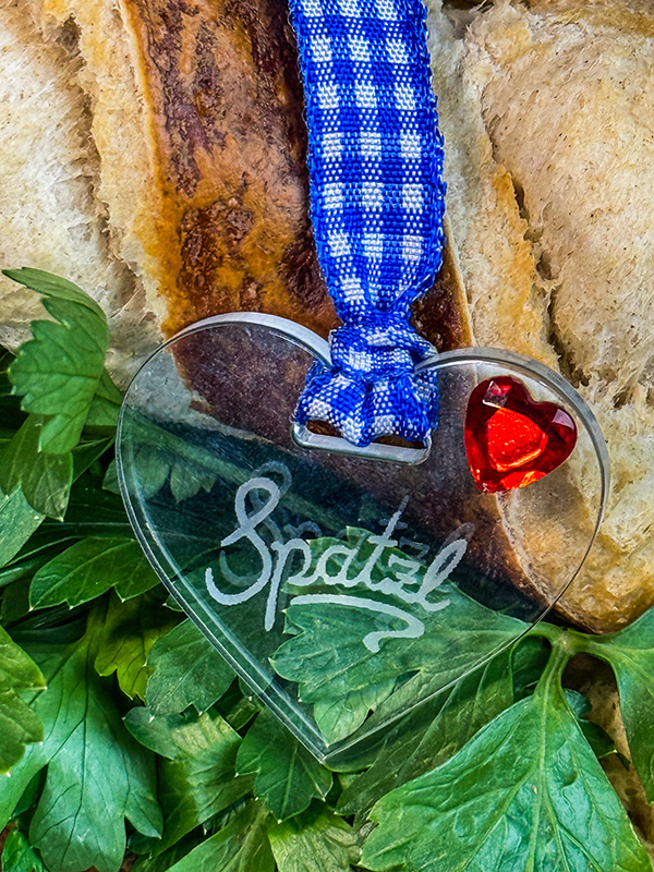 Spatzl Herz aus Acrylglas mit Gravur und kariertem blauen Band