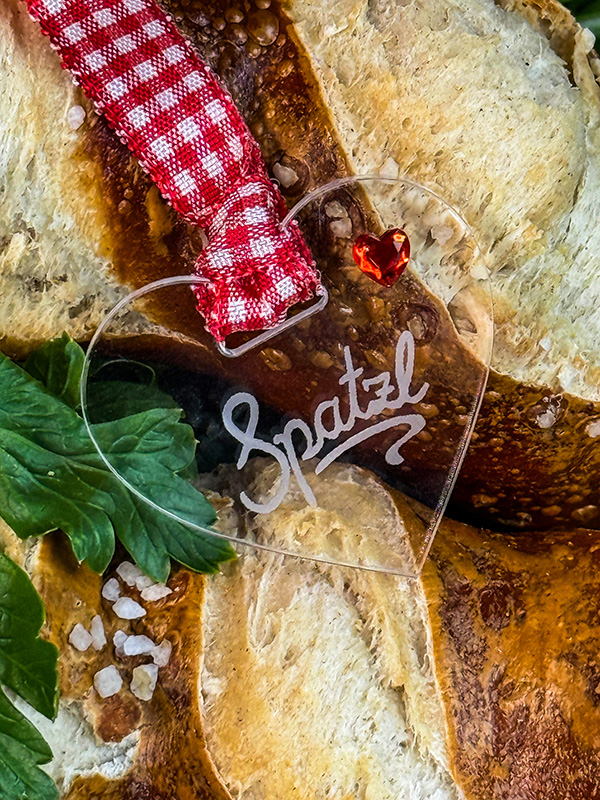 Spatzl Herz aus Acrylglas mit Gravur und kariertem Band
