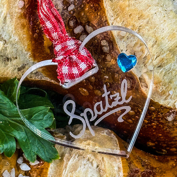 Spatzl Herz aus Acrylglas mit Gravur und kariertem Band