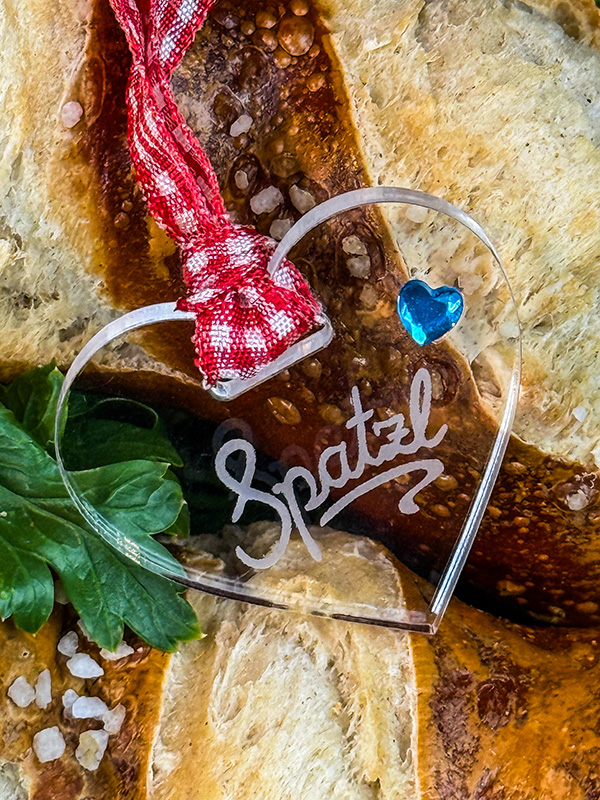 Spatzl Herz aus Acrylglas mit Gravur und kariertem Band