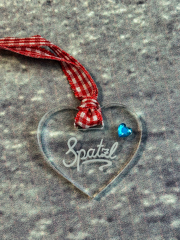 Spatzl Herz aus Acrylglas mit Gravur und kariertem Band