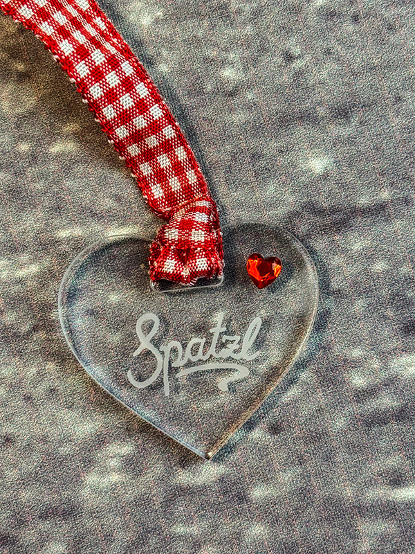 Spatzl Herz aus Acrylglas mit Gravur und kariertem Band