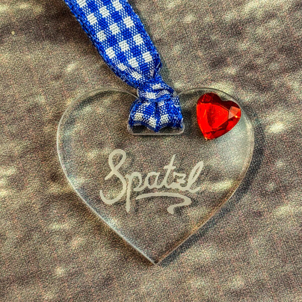Spatzl Herz aus Acrylglas mit Gravur und kariertem blauen Band