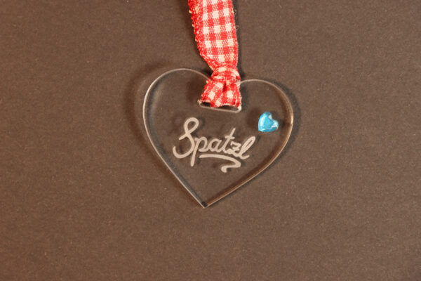Spatzl Herz aus Acrylglas mit Gravur und kariertem Band