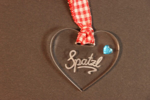 Spatzl Herz aus Acrylglas mit Gravur und kariertem Band