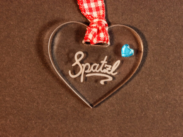 Spatzl Herz aus Acrylglas mit Gravur und kariertem Band