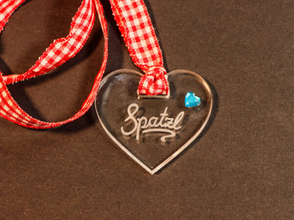 Spatzl Herz aus Acrylglas mit Gravur und kariertem Band