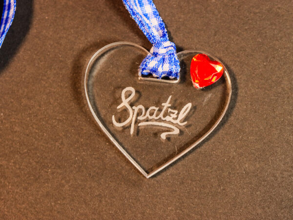 Spatzl Herz aus Acrylglas mit Gravur und kariertem blauen Band