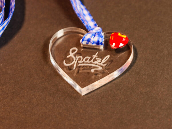 Spatzl Herz aus Acrylglas mit Gravur und kariertem blauen Band