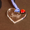 Spatzl Herz aus Acrylglas mit Gravur und kariertem blauen Band