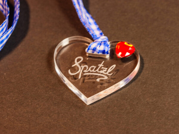 Spatzl Herz aus Acrylglas mit Gravur und kariertem blauen Band