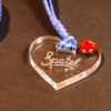 Spatzl Herz aus Acrylglas mit Gravur und kariertem blauen Band