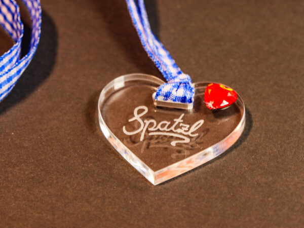 Spatzl Herz aus Acrylglas mit Gravur und kariertem blauen Band