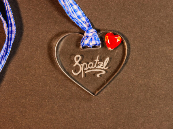 Spatzl Herz aus Acrylglas mit Gravur und kariertem blauen Band