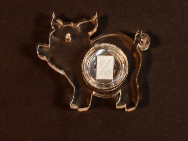 Glücks-Schweinderl aus Acrylglas mit Kapsel und 1 g Feinsilberbarren