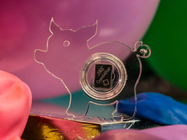 Glücks-Schweinderl aus Acrylglas mit Kapsel und 1 g Feinsilberbarren