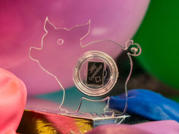 Glücks-Schweinderl aus Acrylglas mit Kapsel und 1 g Feinsilberbarren