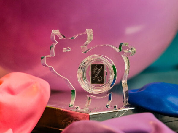 Glücks-Schweinderl aus Acrylglas mit Kapsel und 1 g Feinsilberbarren