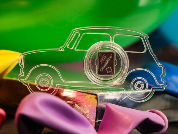 Automobil aus Acryglas mit 1g Feinsilber