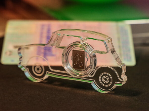 Automobil aus Acryglas mit 1g Feinsilber